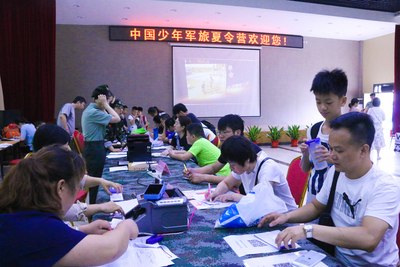 火热的报名现场